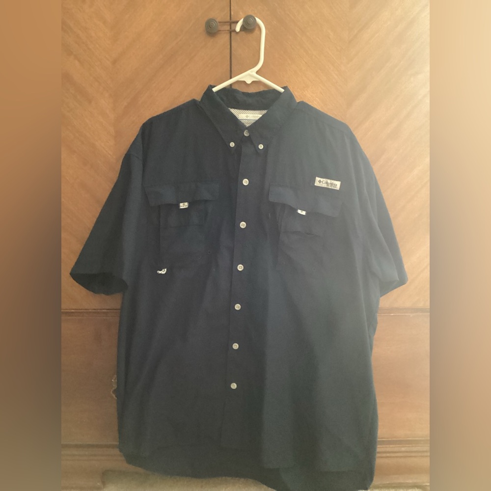 Men’s large Columbia PFG short sleeve shirt. Excellent condition.